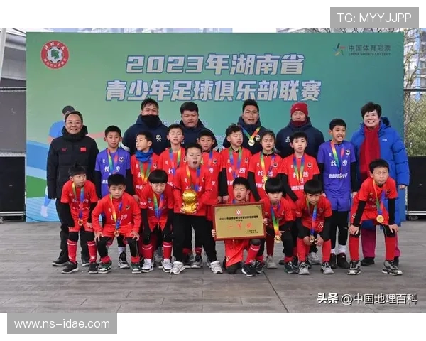 湘超足球联赛激战正酣 本土球队奋勇争先 展现拼搏精神与技术风采