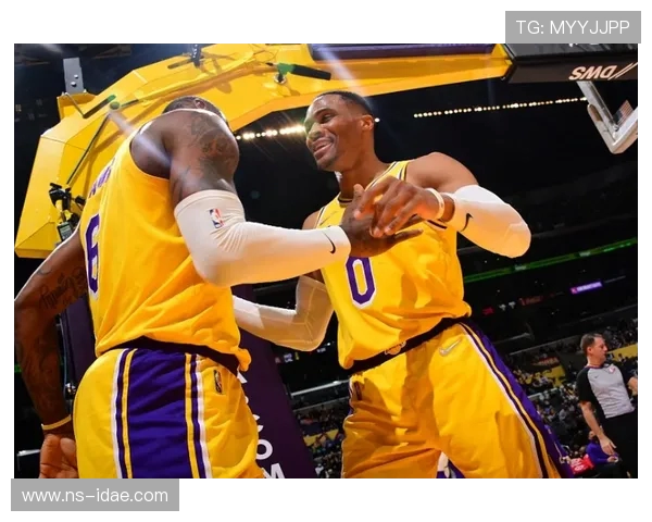 洛杉矶湖人新赛季全面升级聚焦球队阵容变化与冠军征途分析 洛杉矶湖人新赛季全面升级聚焦球队阵容变化与冠军征途分析